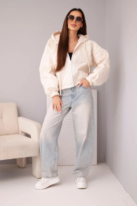 Kurtka damska pikowana z kapturem i ozdobnym tłoczeniem kwiatowym beżowa