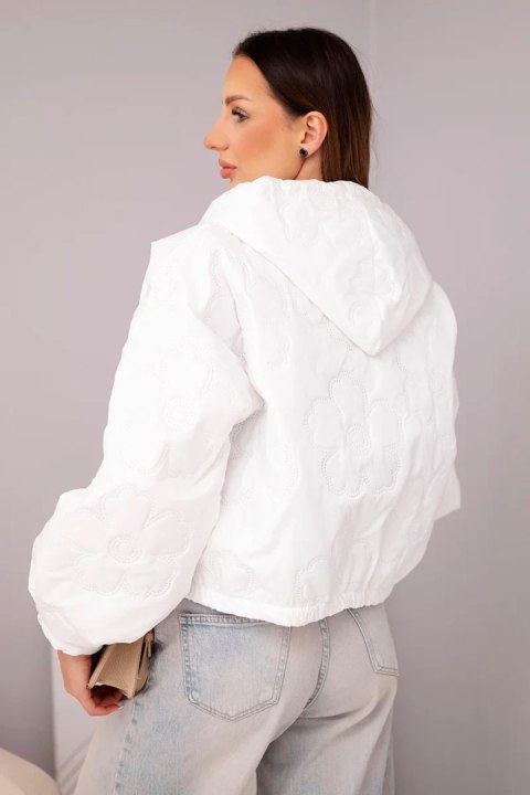 Kurtka damska pikowana z kapturem i ozdobnym tłoczeniem kwiatowym biała