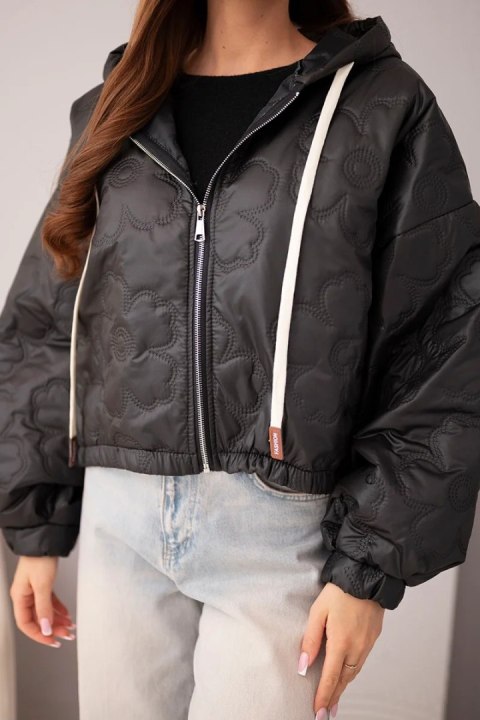 Kurtka damska pikowana z kapturem i ozdobnym tłoczeniem kwiatowym czarna