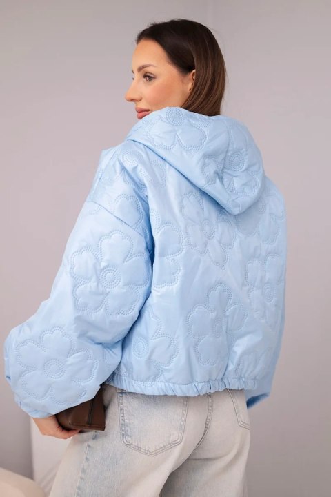 Kurtka damska pikowana z kapturem i ozdobnym tłoczeniem kwiatowym niebieska