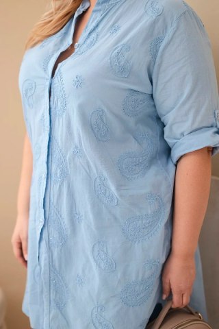 Sukienka damska Plus Size z haftem i podwijanym rękawem niebieska