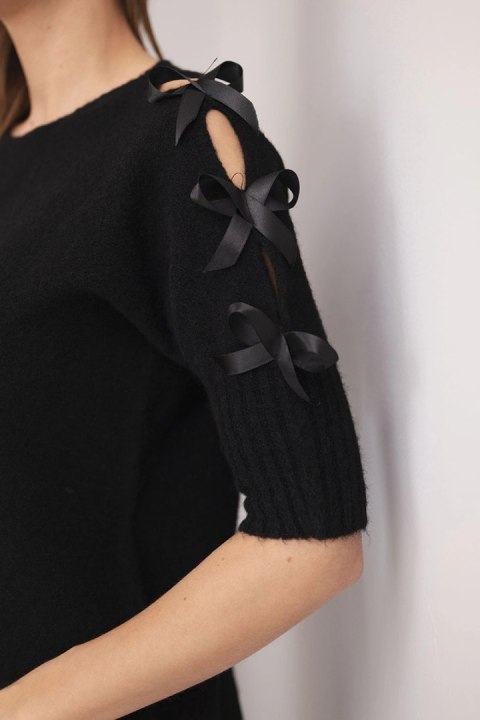 Sweter damski z krótkim rękawem i ozdobnymi kokardkami czarny