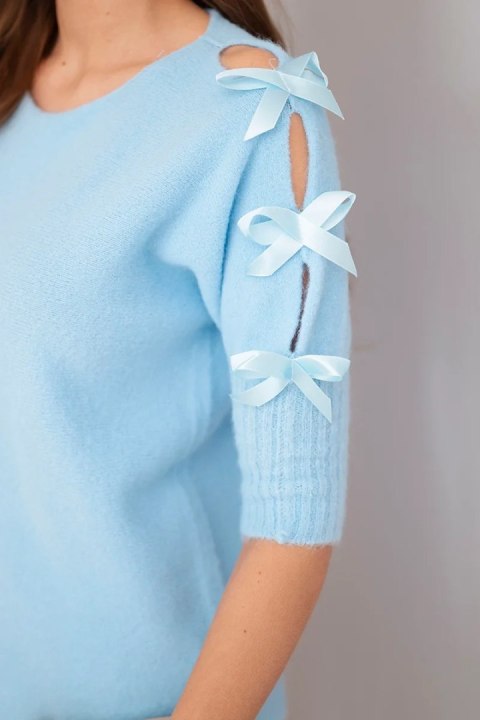 Sweter damski z krótkim rękawem i ozdobnymi kokardkami niebieski