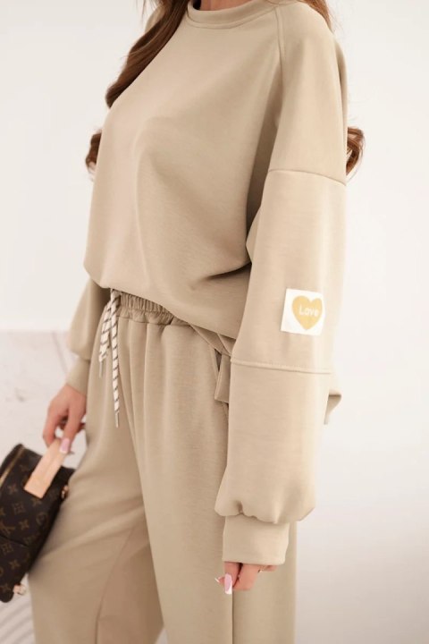Komplet damski masełkowy z luźną bluzą i spodniami z napisem LOVE ciemno beżowy