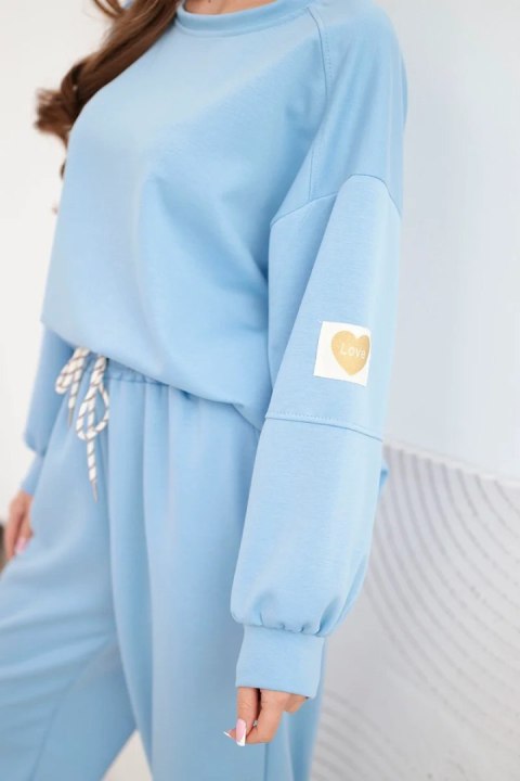 Komplet damski masełkowy z luźną bluzą i spodniami z napisem LOVE niebieski