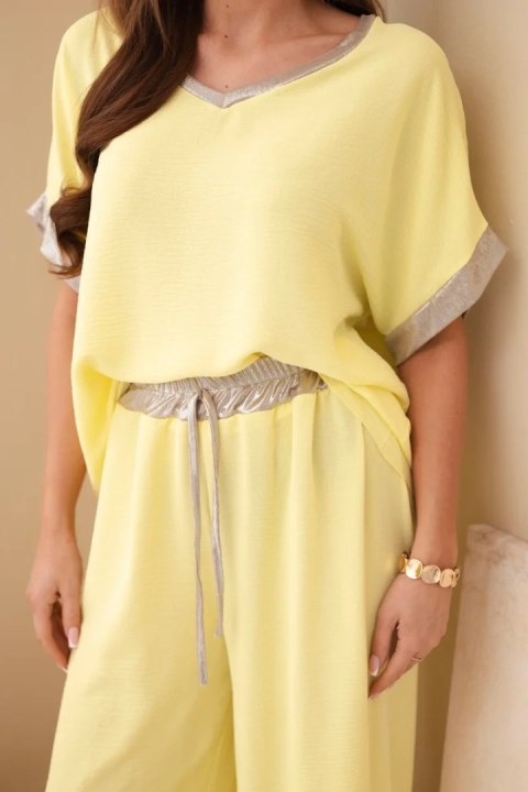Komplet z wiskozy ze złotym obszyciem żółty