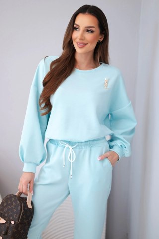Komplet damski masełko bluza z broszką i spodnie z prostą nogawką błękitny