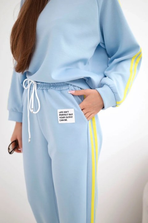 Komplet dresowy damski Masełko z lampasami i luźną bluzą niebieski