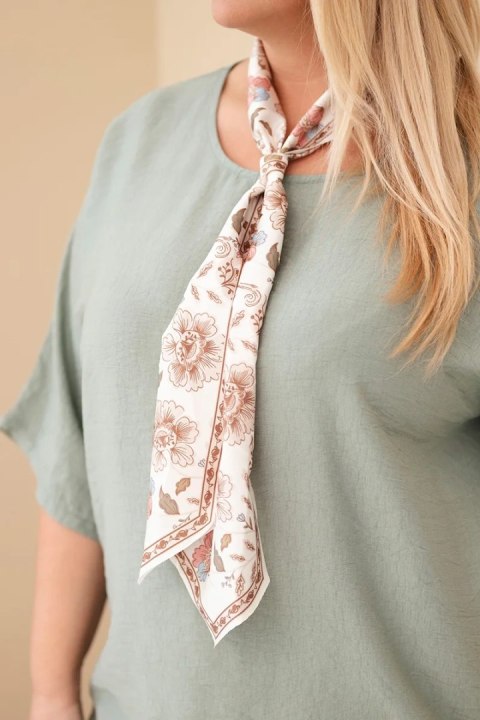 Bluzka damska wiskozowa Plus Size z krótkim rękawem i ozdobną apaszką khaki