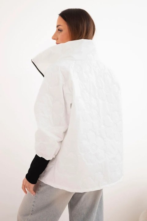 Kurtka damska wiosenna pikowana z ozdobnym tłoczeniem i zamkiem biała