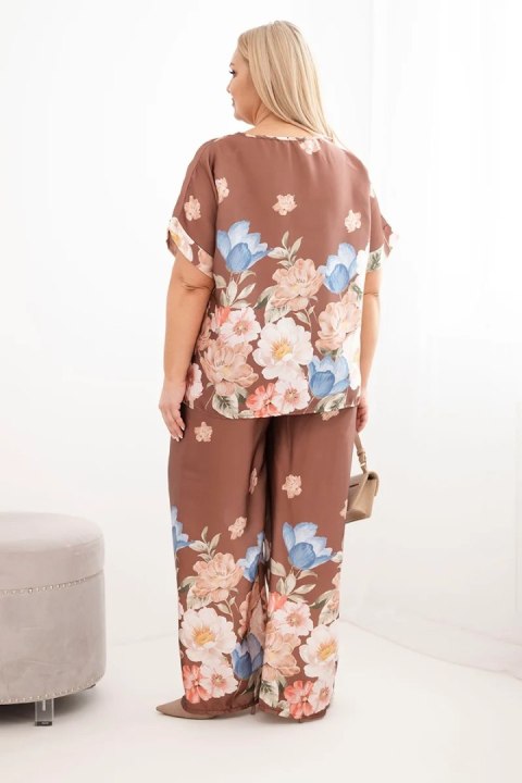 Komplet damski Plus Size z bluzką i spodniami w kwiaty z szeroką nogawką brązowy