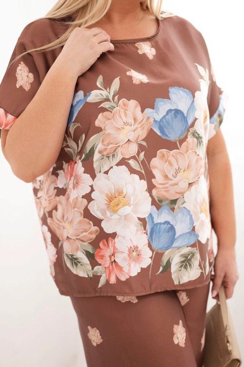 Komplet damski Plus Size z bluzką i spodniami w kwiaty z szeroką nogawką brązowy