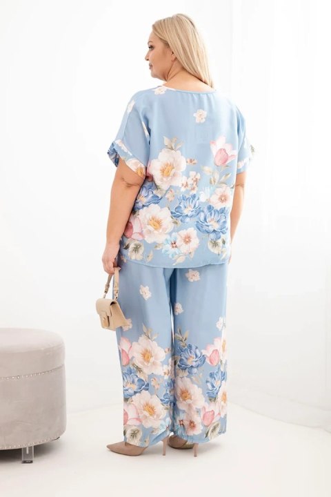 Komplet damski Plus Size z bluzką i spodniami w kwiaty z szeroką nogawką niebieski