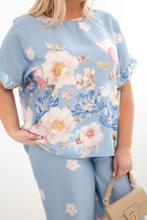Komplet damski Plus Size z bluzką i spodniami w kwiaty z szeroką nogawką niebieski