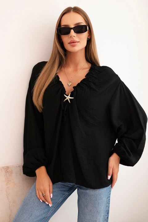 Bluzka damska z wiskozą z marszczonym dekoltem i ozdobą czarna