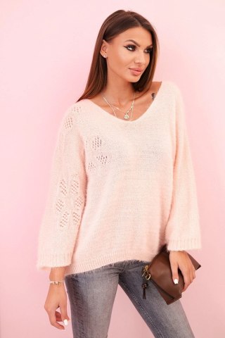 Sweter damski z moheru o luźnym kroju i dekolcie w serek pudrowy róż