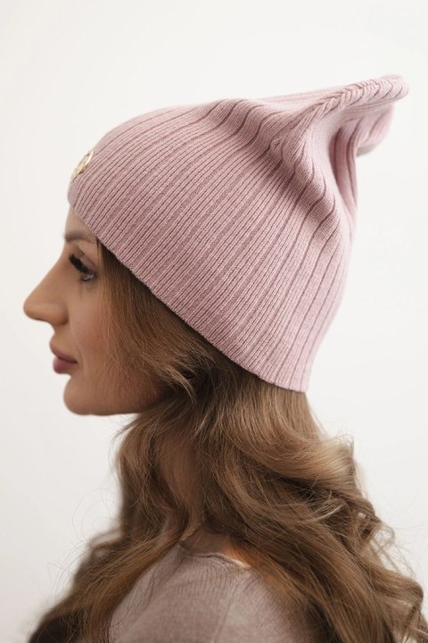 Czapka damska prążkowana z ozdobnym guzikiem z dodatkiem wiskozy i modalu ciemno różowa