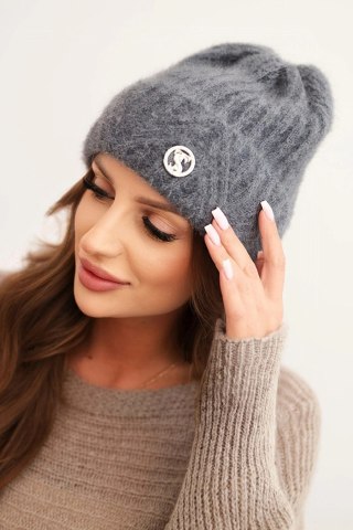 Czapka damska zimowa z puszystej dzianiny i z eleganckim guzikiem ciemno szara