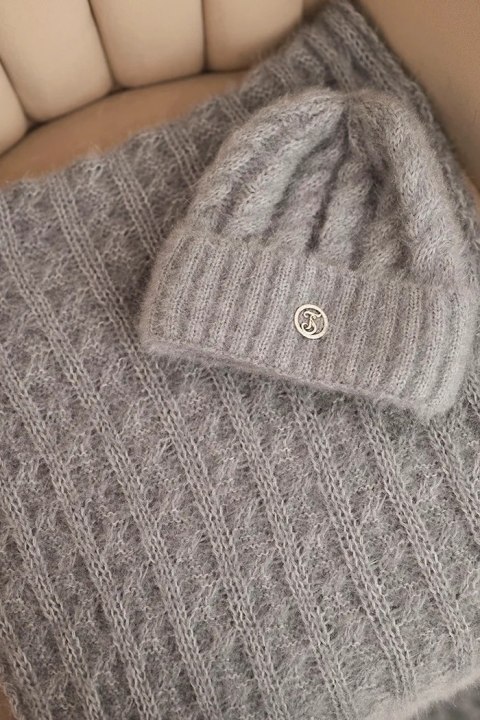 Komplet damski czapka i szalik prążkowany z ozdobą szary