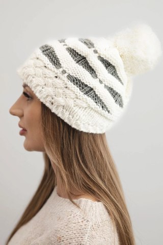Czapka damska zimowa dzianinowa z pomponem i warkoczowym splotem K466 ecru
