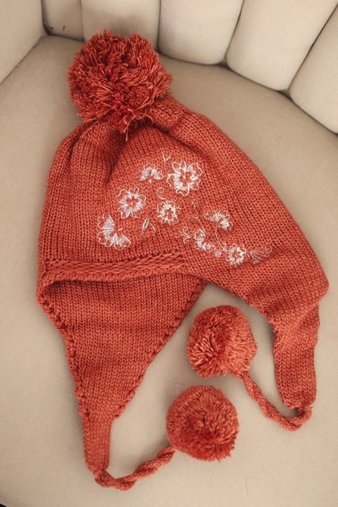 Czapka damska zimowa uszatka z pomponami K431 ruda