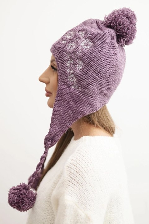 Czapka damska zimowa uszatka z pomponami K431 śliwkowa