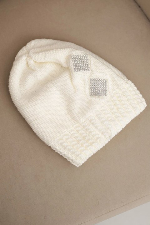 Czapka damska zimowa wełniana z cyrkoniami i wzorem K455 ecru