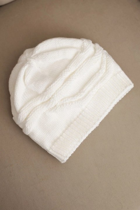 Czapka damska zimowa wełniana z ozdobnym splotem K429 biała