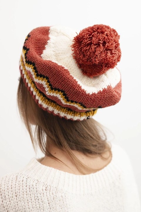 Czapka damska zimowa wełniana z pomponem i kolorowym wzorem K435 ecru + ruda