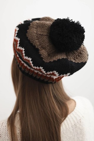Czapka damska zimowa wełniana z pomponem i kolorowym wzorem K435 mocca + czarna