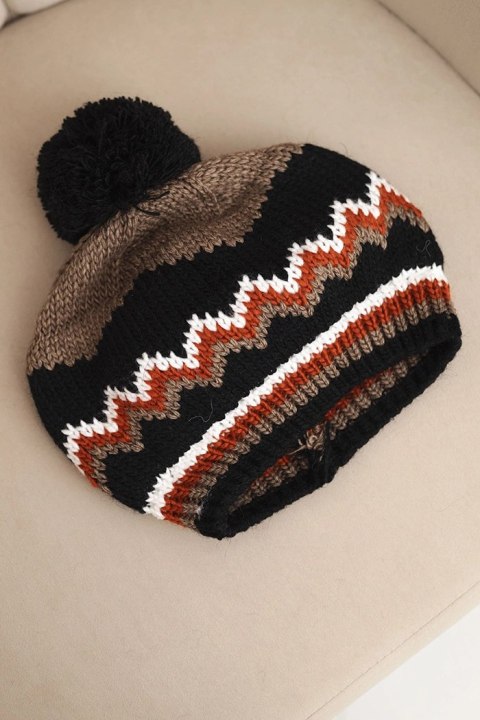 Czapka damska zimowa wełniana z pomponem i kolorowym wzorem K435 mocca + czarna