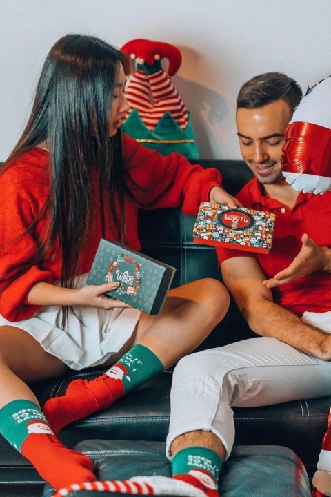 Skarpetki unisex świąteczne w pudełku - zestaw 2 par z Mikołajem i paskami