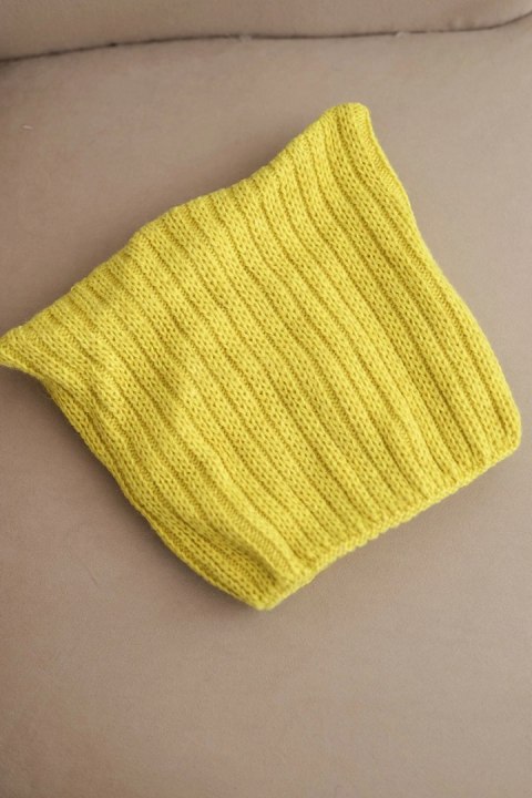 Czapka damska zimowa z wełną o kocim fasonie z prążkowanej dzianiny K419 kiwi