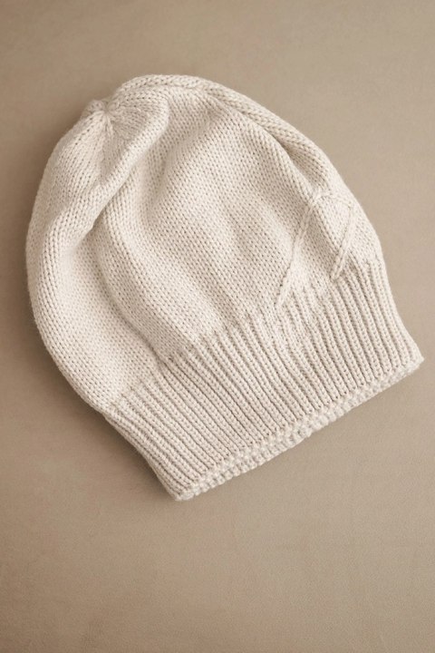 Czapka damska zimowa z wełną o prążkowanym splocie K471 beżowa