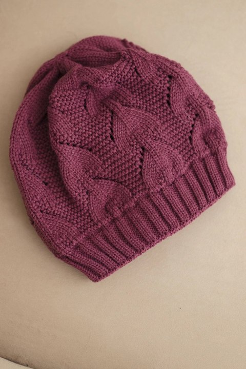 Czapka damska zimowa z wełną o strukturalnym splocie K432 ciemno fioletowa