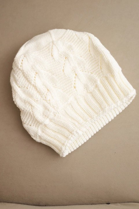 Czapka damska zimowa z wełną o strukturalnym splocie K432 ecru