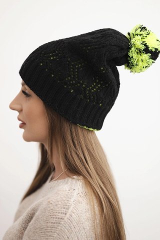 Czapka damska zimowa z wełną w ozdobny splot z pomponem K467 czarna