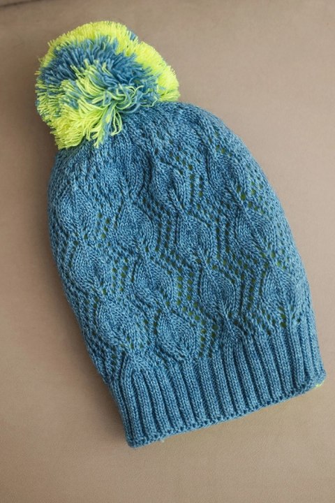 Czapka damska zimowa z wełną w ozdobny splot z pomponem K467 jeansowa