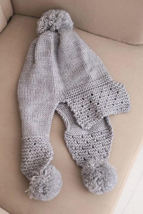 Czapka damska zimowa z wełną z daszkiem i pomponami K475 jasno szara