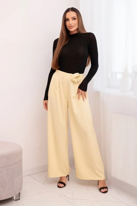 Spodnie damskie eleganckie z szeroką nogawką i ozdobnym kwiatem żółte