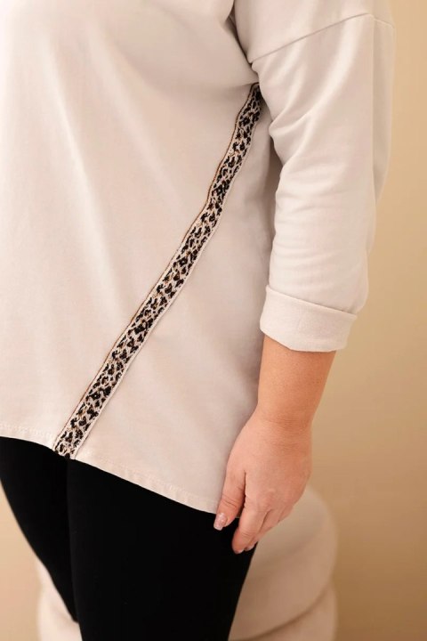 Bluzka damska Plus Size bawełniana z podwijanym rękawem i lampasem w panterkę beżowa