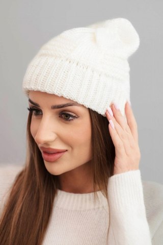 Czapka damska zimowa akrylowa z ozdobnym splotem K462 ecru