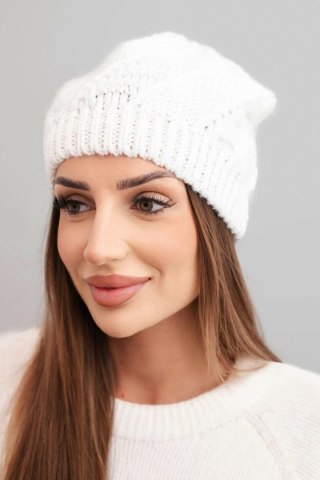 Czapka damska zimowa wełniana z delikatnym wzorem K460 biała
