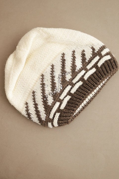 Czapka damska zimowa wełniana z geometrycznym wzorem i dżetami K469 ecru