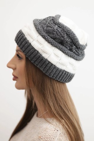 Czapka damska zimowa wełniana z ozdobnym splotem K446 grafitowa + biała
