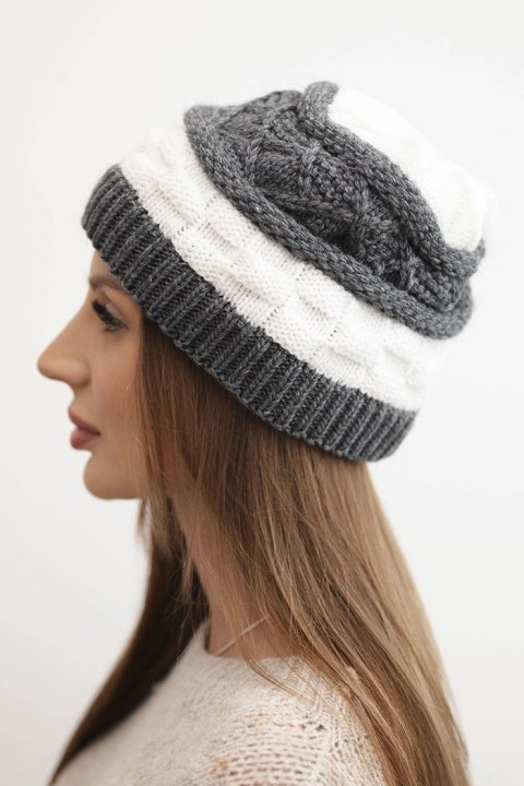 Czapka damska zimowa wełniana z ozdobnym splotem K446 grafitowa + biała