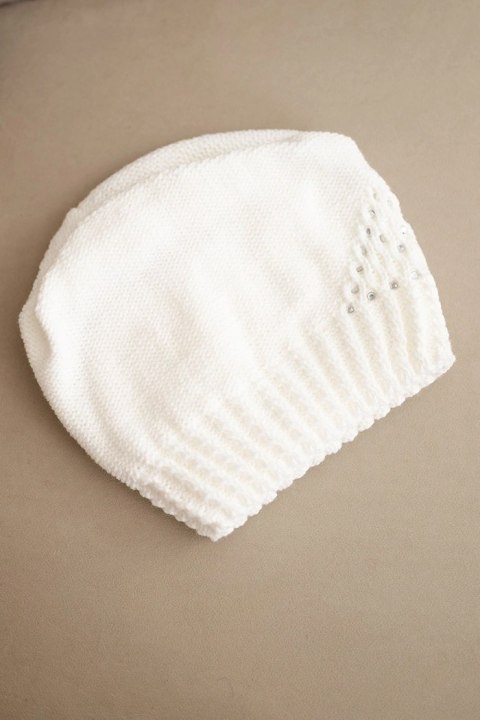 Czapka damska zimowa wełniana z ozdobnym splotem i dżetami K449 biała