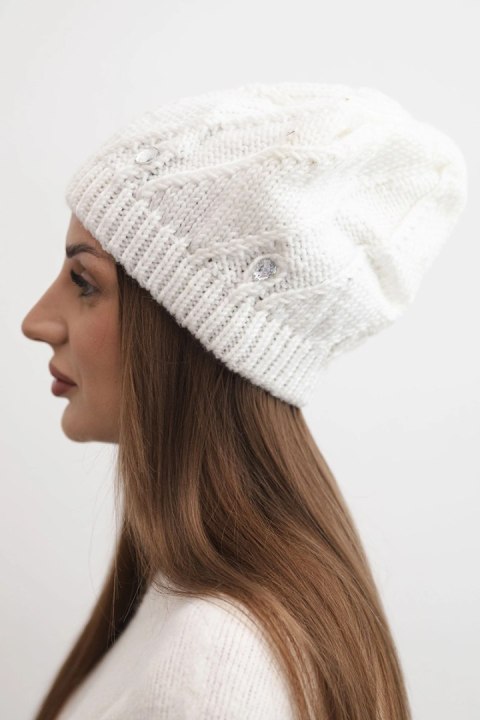 Czapka damska zimowa wełniana z ozdobnymi kryształkami K461 biała