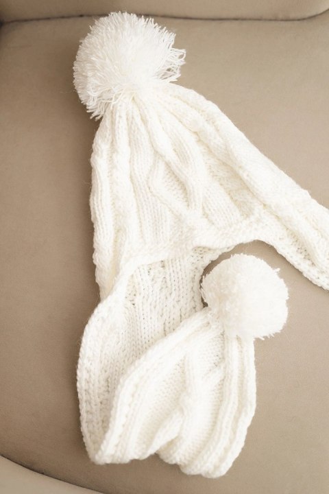 Czapka damska zimowa wełniana z pomponami i przedłużanymi bokami K448 biała