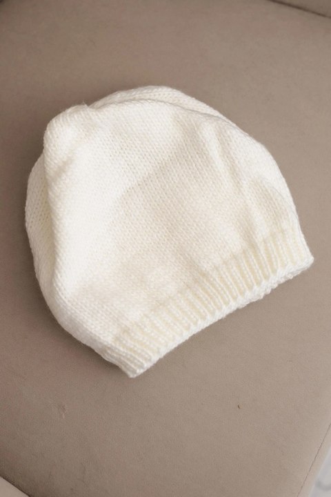 Czapka damska zimowa z uszkami i prążkowanym splotem K440 ecru